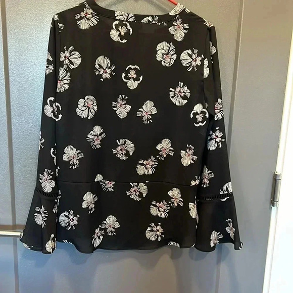 LIZ CLAIBORNE CAREER BLACK FLORAL BOHO BLOUSE LONG FLARED SLEEVES SIZE S V NECK - Picture 2 of 5